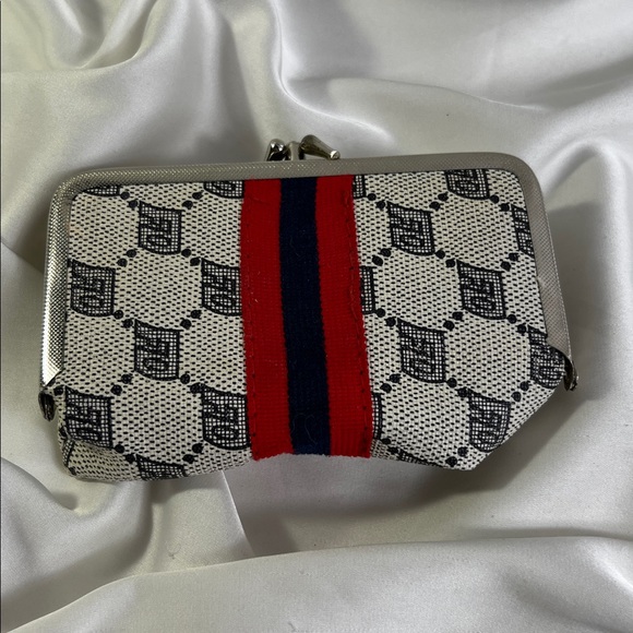 Adorable Vintage Compact Sewing Kit Orange Scissors & Carrying‎ Case Collectible - Picture 3 of 3